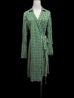 ☘️☘️☘️ Green Silk 100% Patterned Wrap Dress